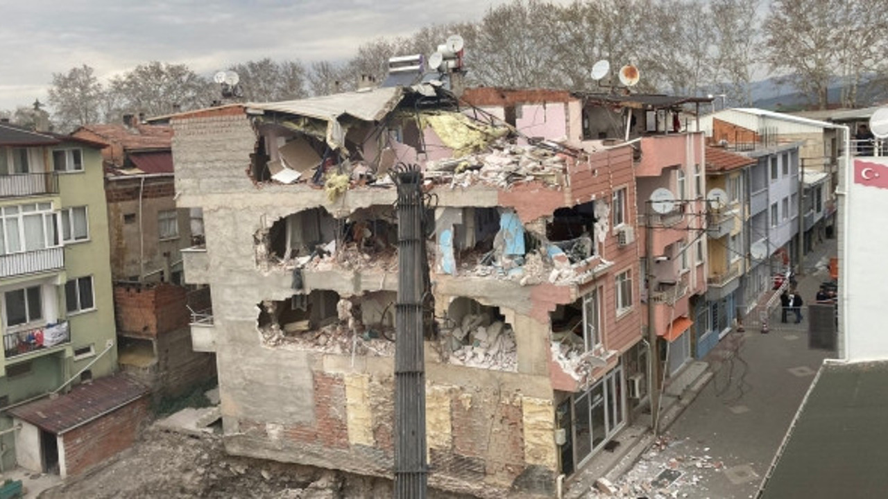 Bursa'da 4 katlı bina içindeki eşyalarla birlikte kontrollü olarak yıkıldı