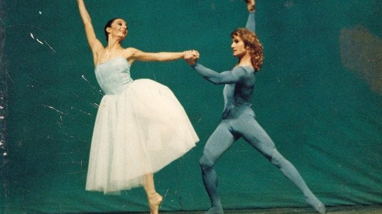 Ölüm haberini Okan Bayülgen duyurdu. Ünlü sanatçı vefat etti.