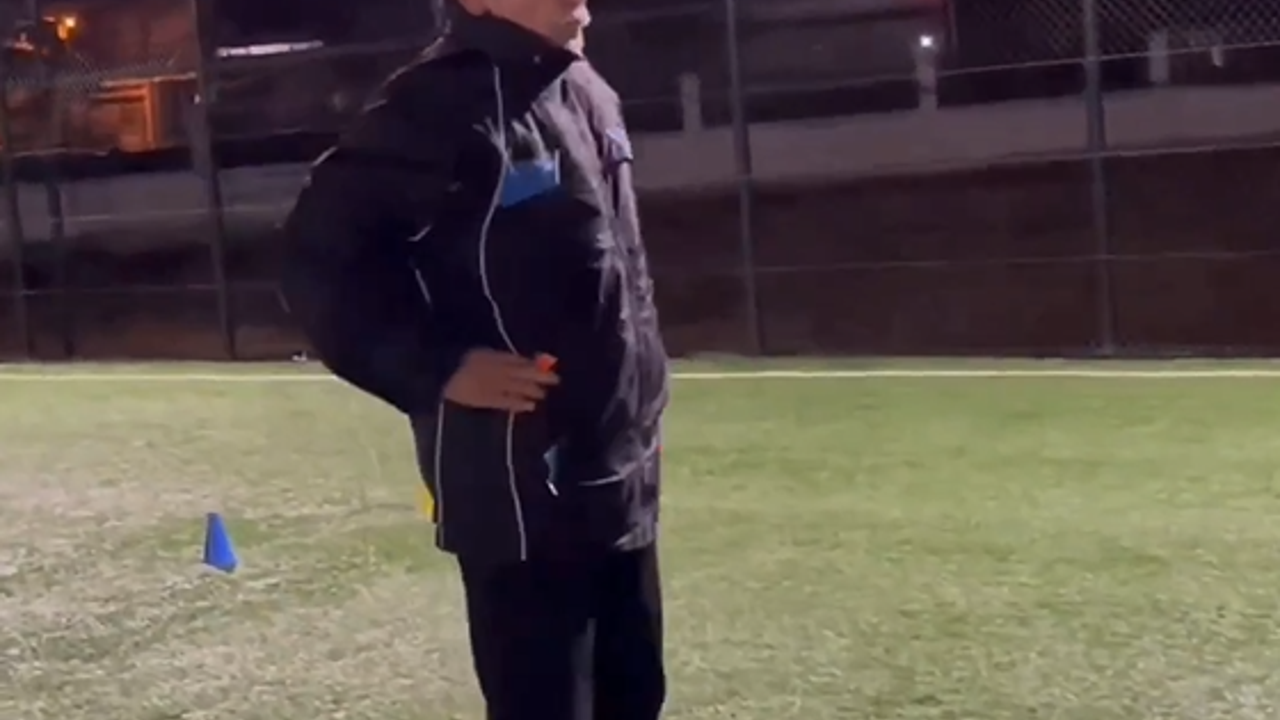 Mardinli Guardiola idmanda talimat verdi ortalık yıkıldı: Bak beyler böyle böyle böyle değil. Böyle kalçadan gidip geleceksin. Bu bu.