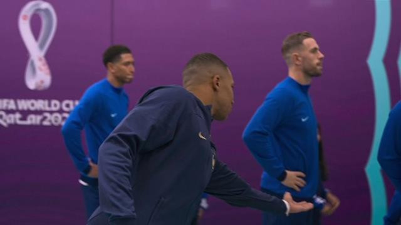 İngiliz futbolcu Fransalı Mbappe'yi takmadı. Fransız yıldızın eli havada kaldı