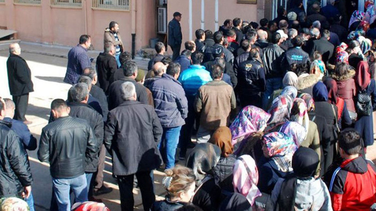 Üniversite mezunu gençler işsizlikten temizlik görevlisi olmak için yarışıyor. 82 bin kişi başvurdu