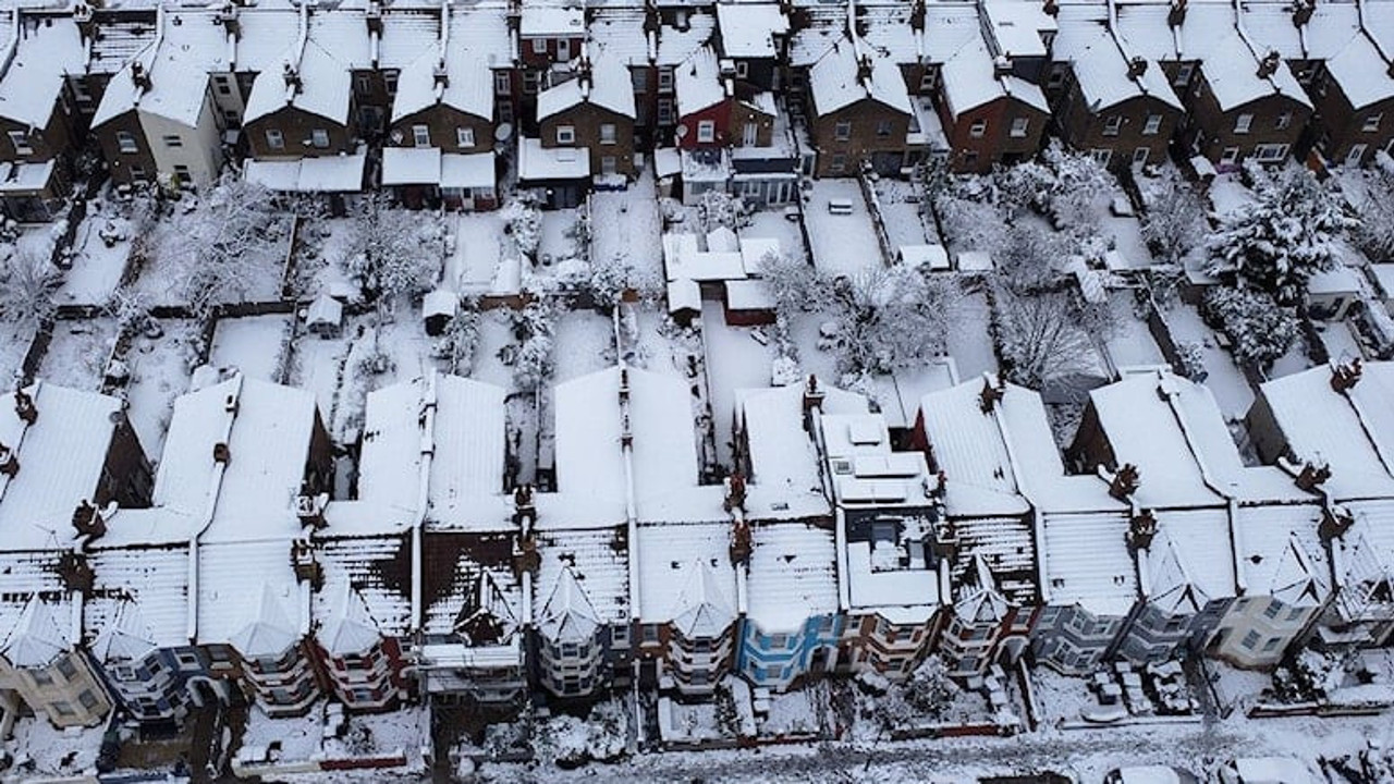 İngiltere’de yoğun kar yağışı hayatı felç etti