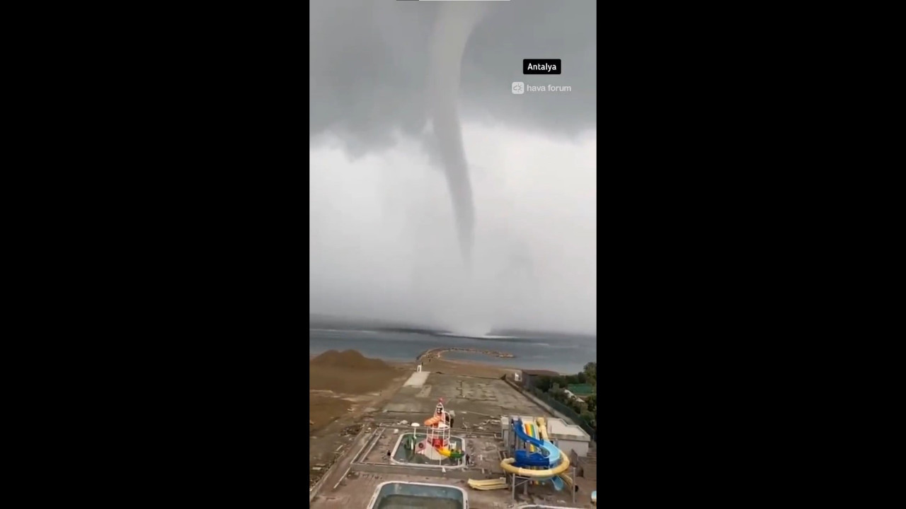 Antalya’da korkutan hortum kamerada