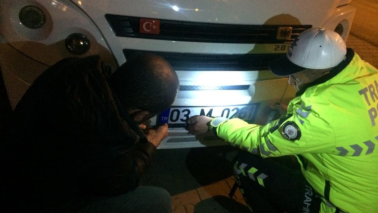 Sahte plakayla yolculuk yaparken polise yakalandı