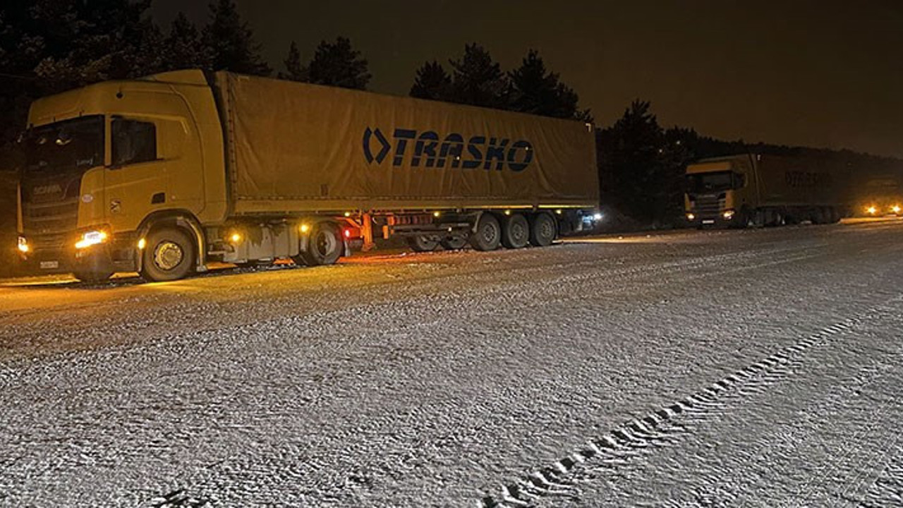 Ardahan'da buzlanma nedeniyle bazı yollar zincirsiz tır geçişlerine kapatıldı