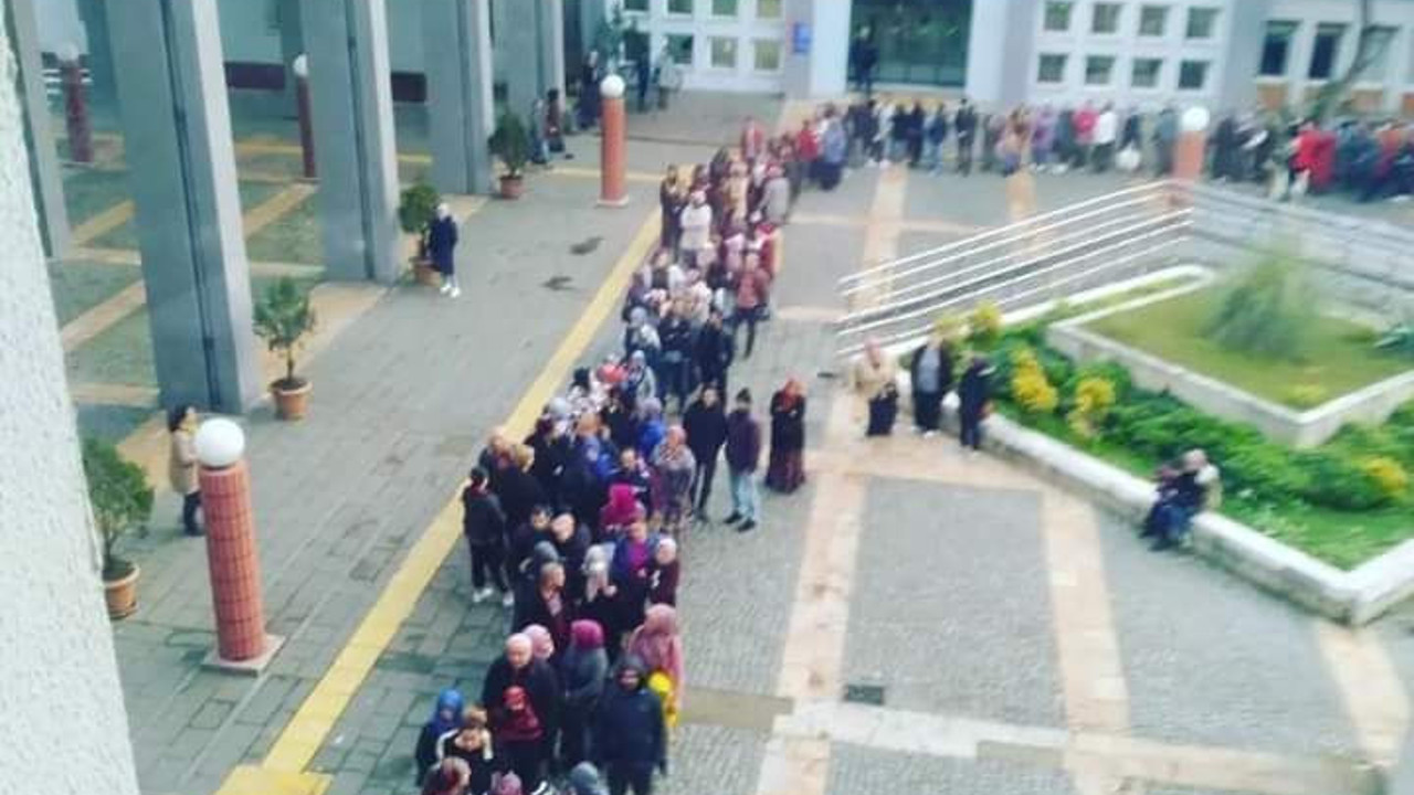 'Fakirlik edebiyatı yapılıyor' diyen AKP'li Canikli'nin memleketinde vatandaşlar yardım kuyruğuna girdi