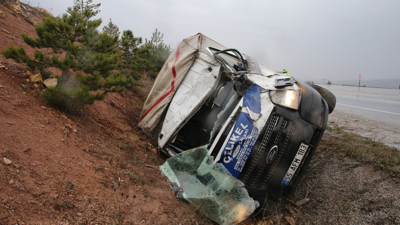 Tokat'ta büyükbaş hayvan taşıyan kamyonet devrildi, 2 kişi yaralandı
