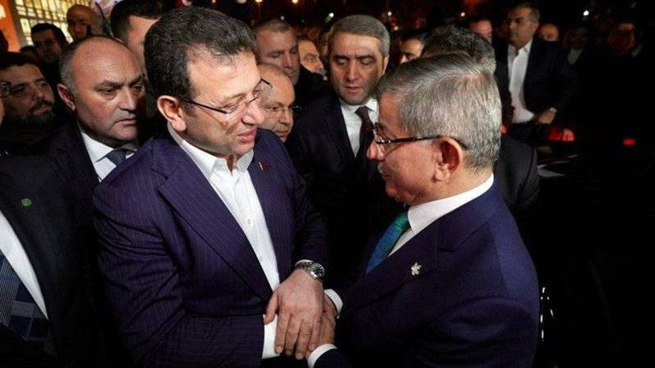 Davutoğlu İmamoğlu'na destek için Saraçhane’ye gitti: Siyasetin yargı üzerine müdahalesiyle karşı karşıyayız