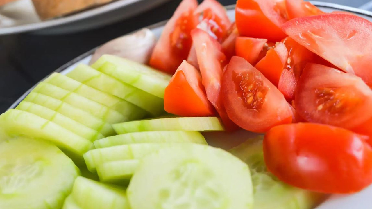 Birlikte tüketilen domates ve salatalığın gizli tehlikesi. Öğrenince asla yapmayacaksınız