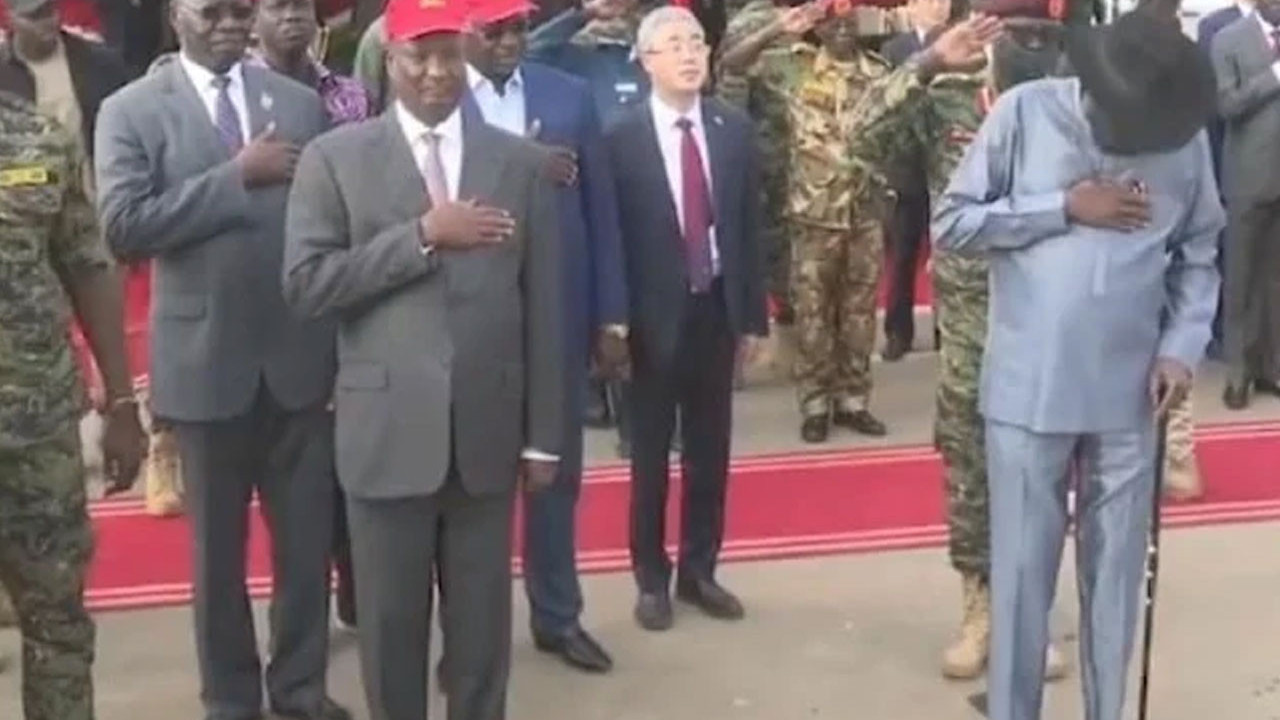 Devlet Başkanı tören sırasında tuvaletini tutamadı