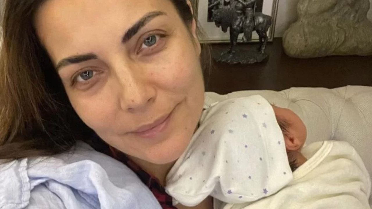 Burcu Kara, 9 günlük bebeğinin fotoğrafını paylaştı