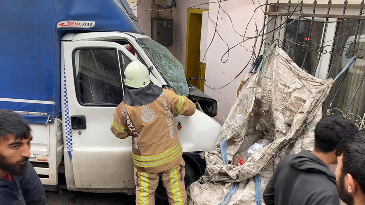 Direksiyon hakimiyetini kaybedince bina duvarına girdi