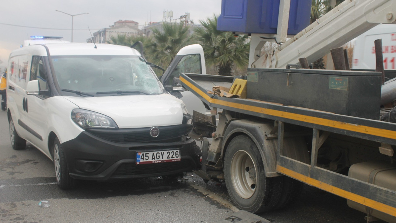 Kırmızı ışıkta duran araca arkadan çarptı: 2 yaralı