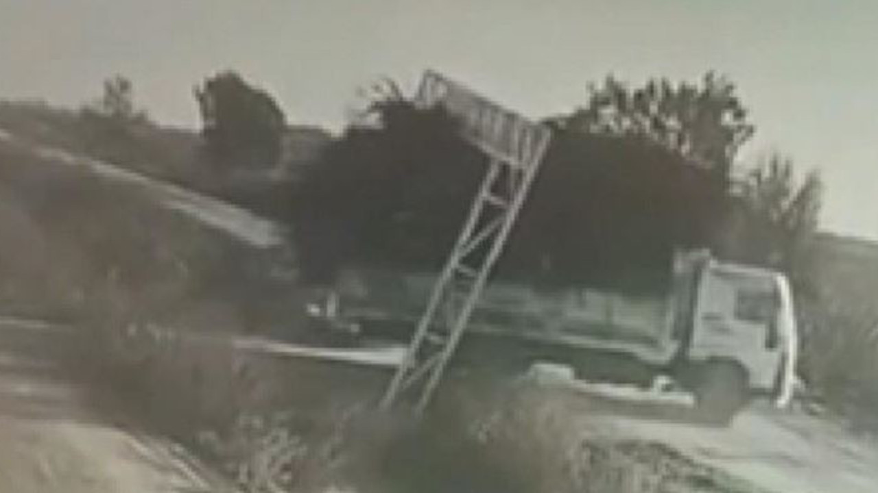 Kamyon tek hamleyle köy yolunu değiştirdi