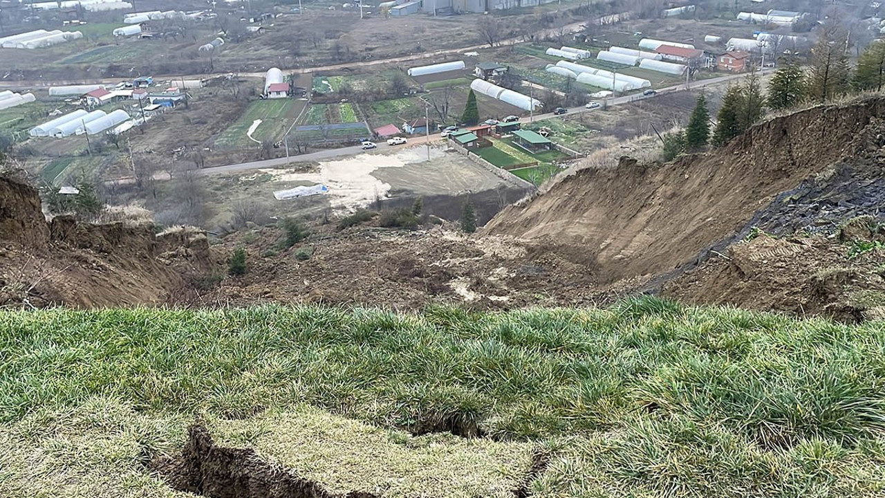 Karabük Üniversitesi'nde heyelan: 50 metrelik alanda çökme
