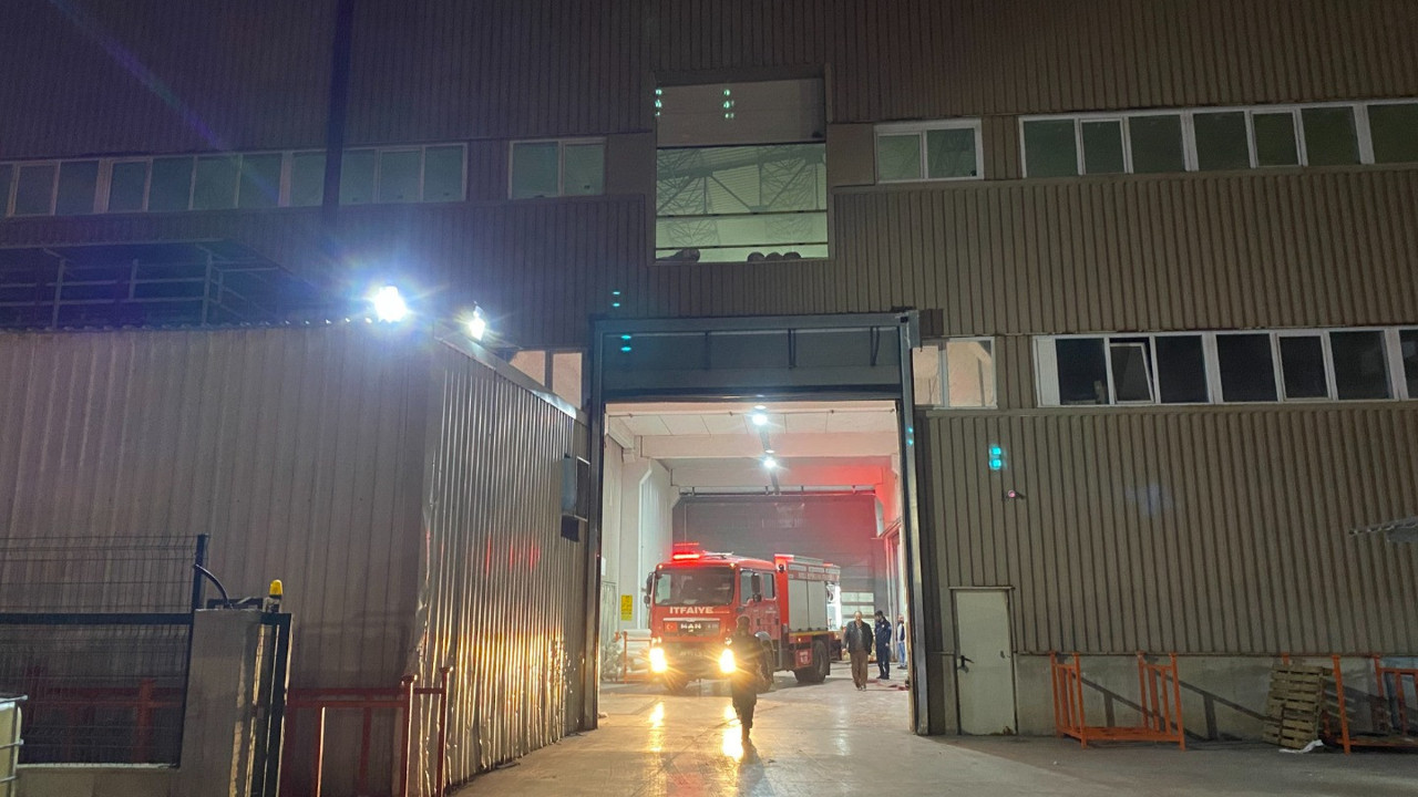 Fabrikanın bacası alev aldı, faciadan dönüldü