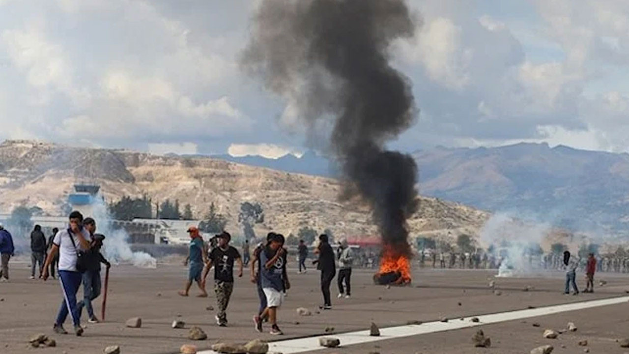 Ülkede iç karışıklık çıkınca binlerce turist mahsur kaldı