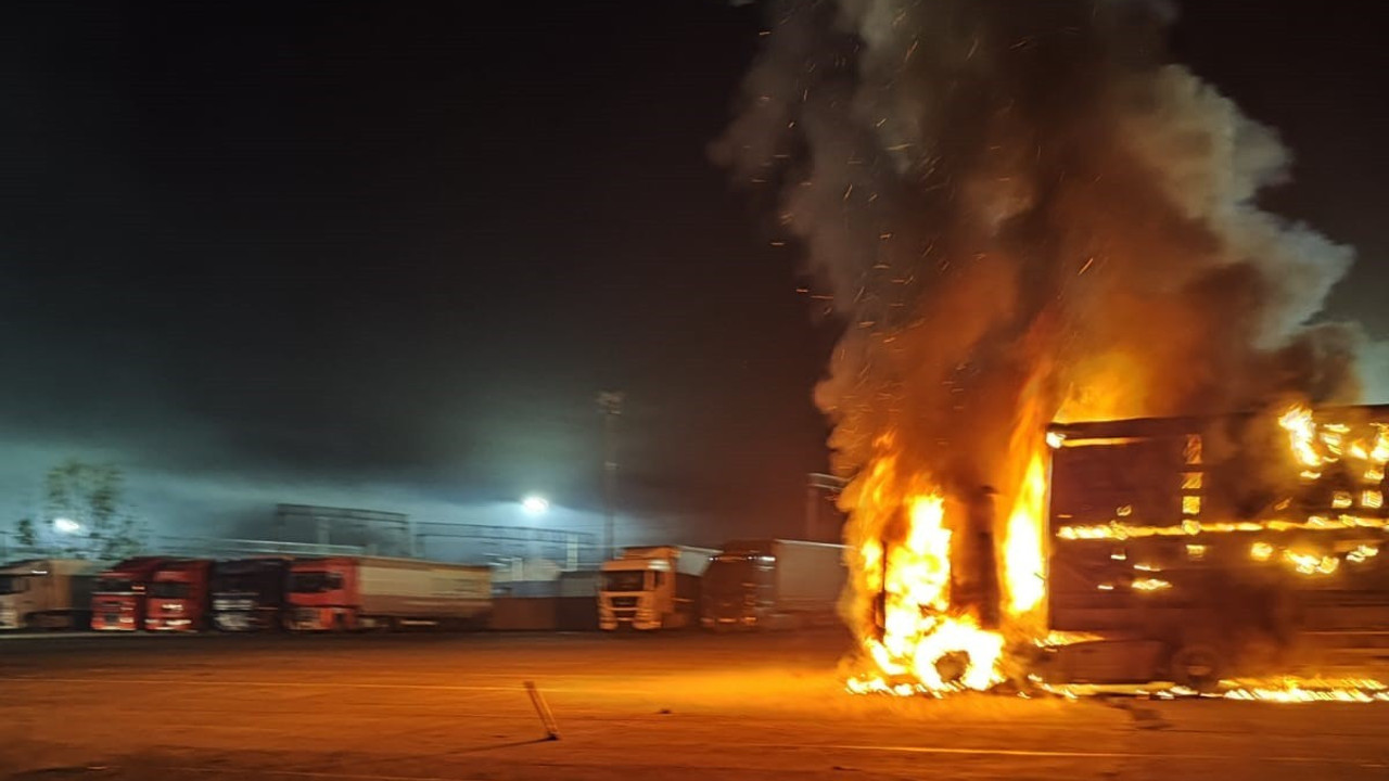 Kapıkule Sınır Kapısı’nda bekleyen tır alev topuna döndü