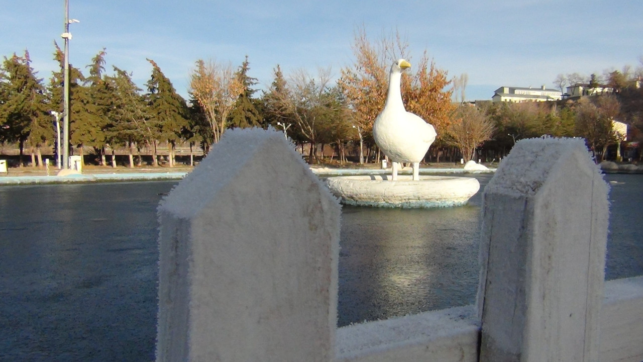 Bir ilimiz dondu. Her yer buz tuttu