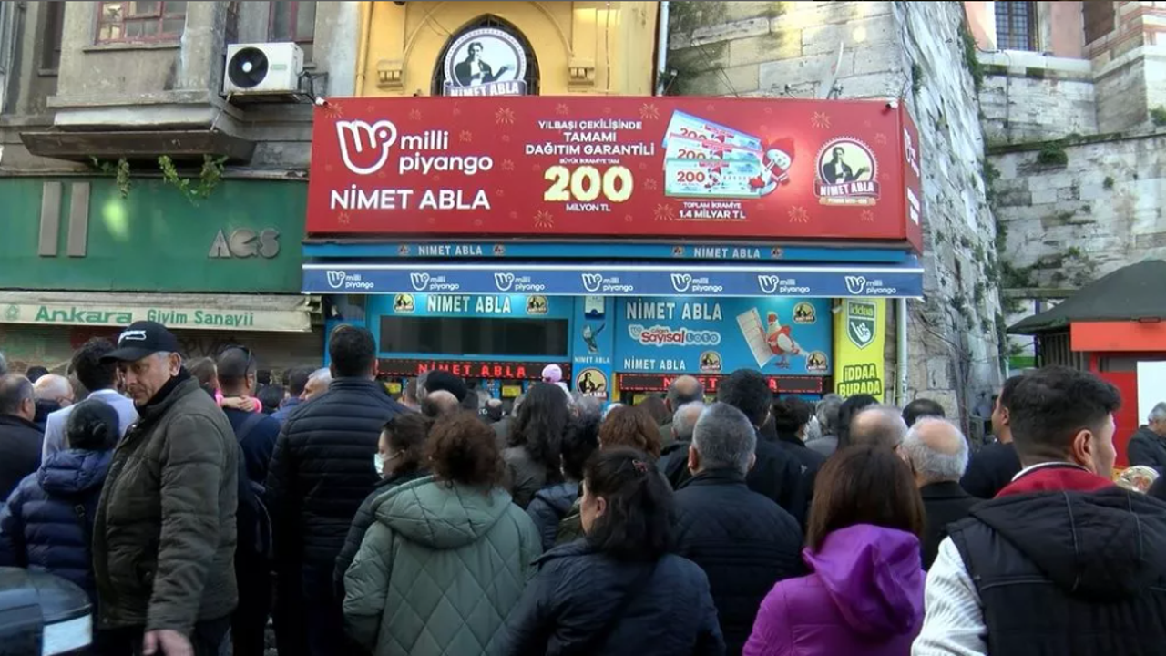 Geçim derdindeki vatandaşlar umudunu yine piyangoya bağladı: Gişedeki kuyruğun ucu görünmüyor