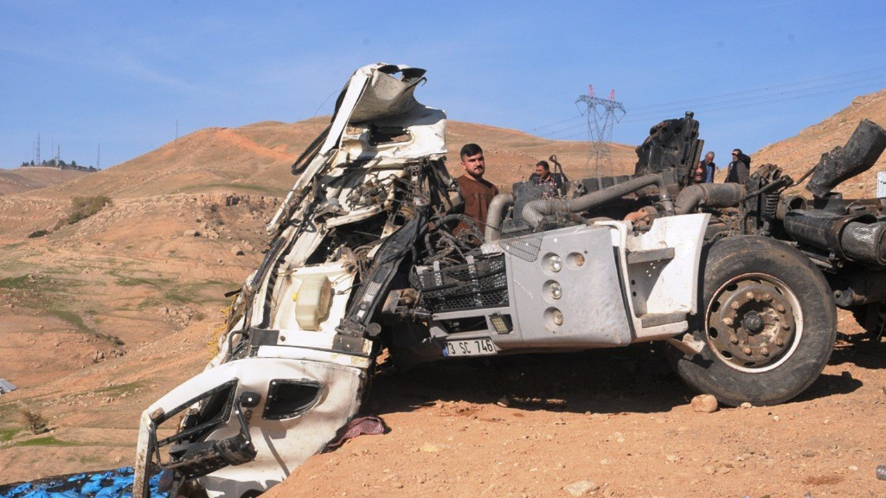 Şırnak’ta tır şarampole devrildi:2 yaralı