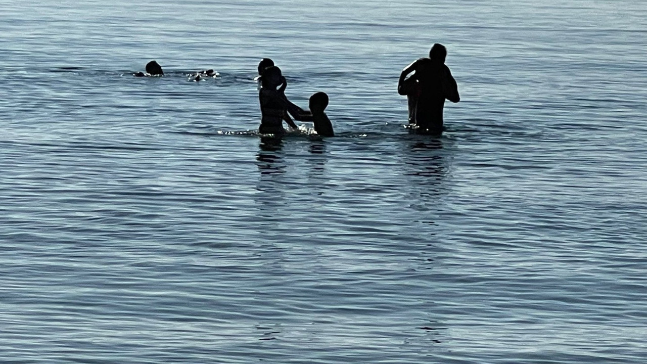 Aralık ayının ortasında denize girdiler