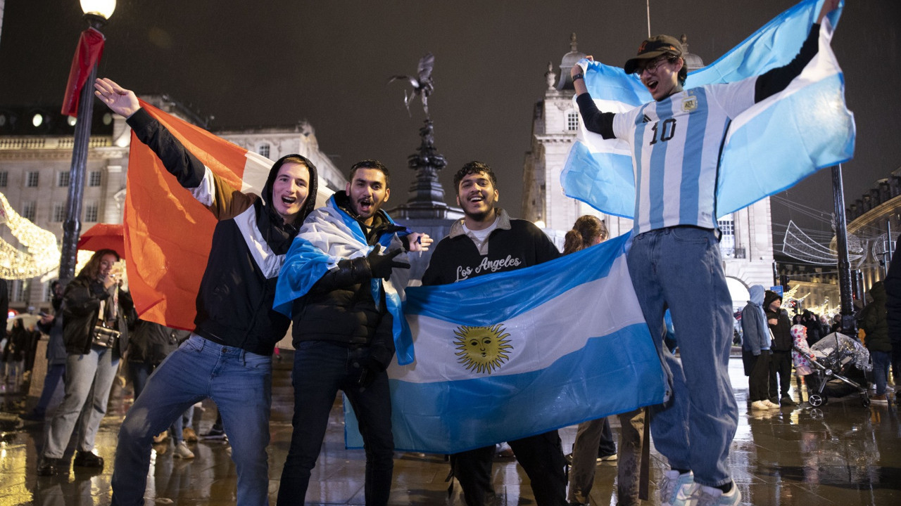 Arjantin'de milyonlar sokakta: Çılgınlar gibi şampiyonluğu kutluyorlar