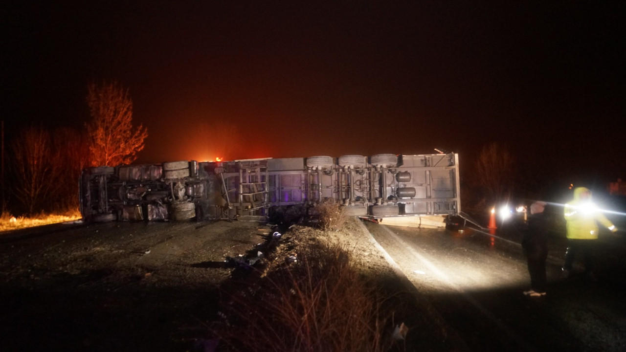 Lambri yüklü tır devrildi