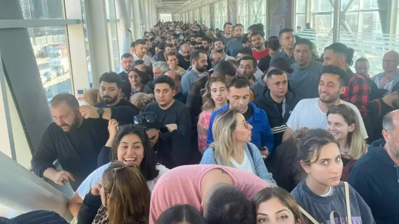 Binlerce Türk Gürcistan'da iphone koyruğunda.Türkiye pirince giderken evdeki bulgurdan oldu