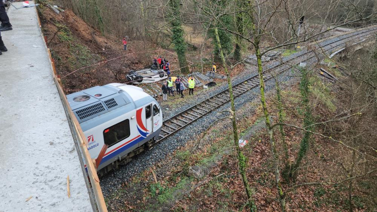 Virajı alamadı hemzemin geçitten düştü