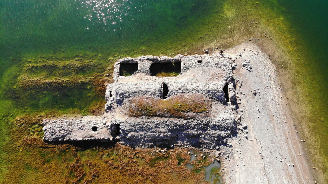 Herkes içini merak ediyor, kimse yanına gidemiyor. Yılın belli aylarında görülüyor