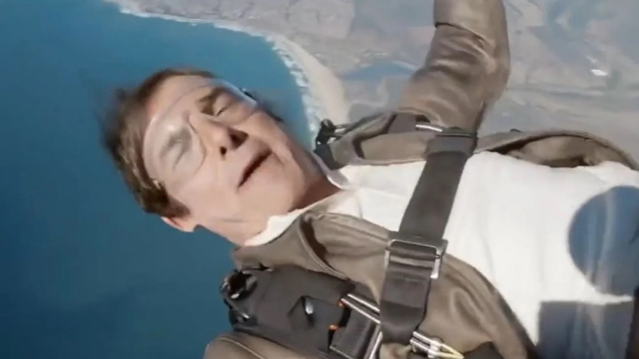 Tom Cruise uçaktan atlayarak teşekkür etti