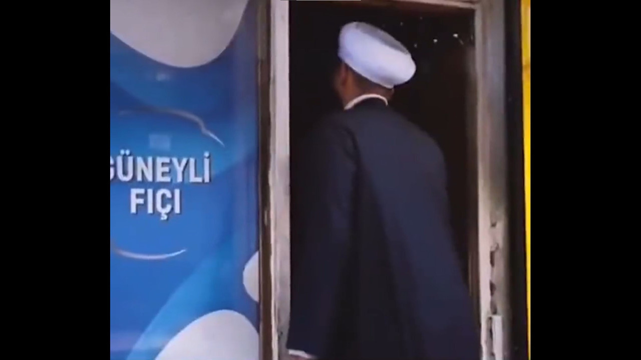 Birahaneye giden tebliğcilere bira ikram ettiler. O anlar sosyal medyada gündem oldu