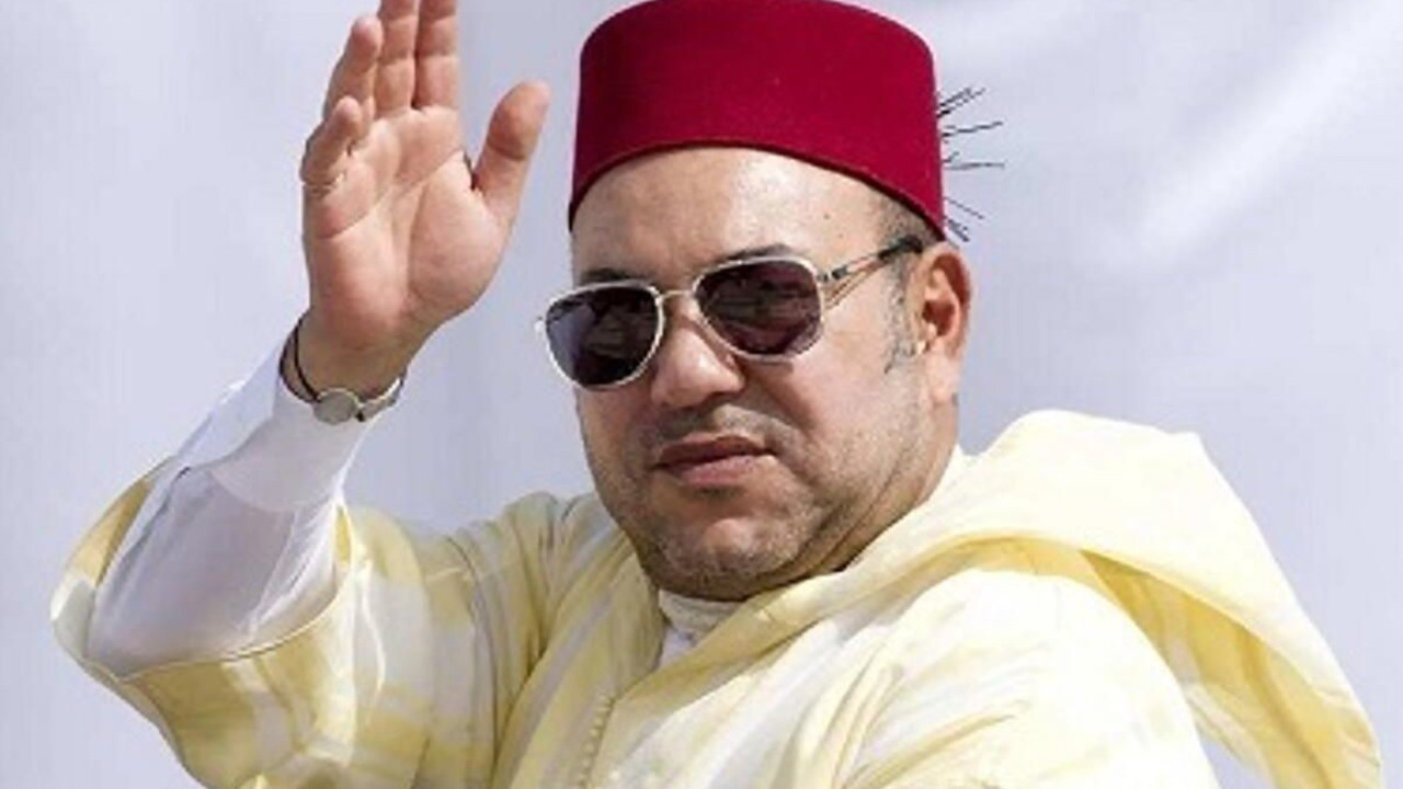 Fas Kralı prim bekleyen futbolcuların yakasına taktı