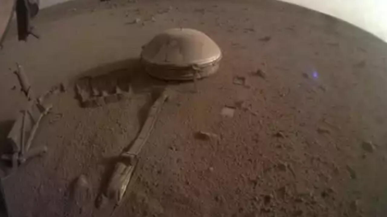 Uzay aracı canlı insan gibi mesaj attı. Emekli uzay aracı Mars'ın son fotoğrafını çekti