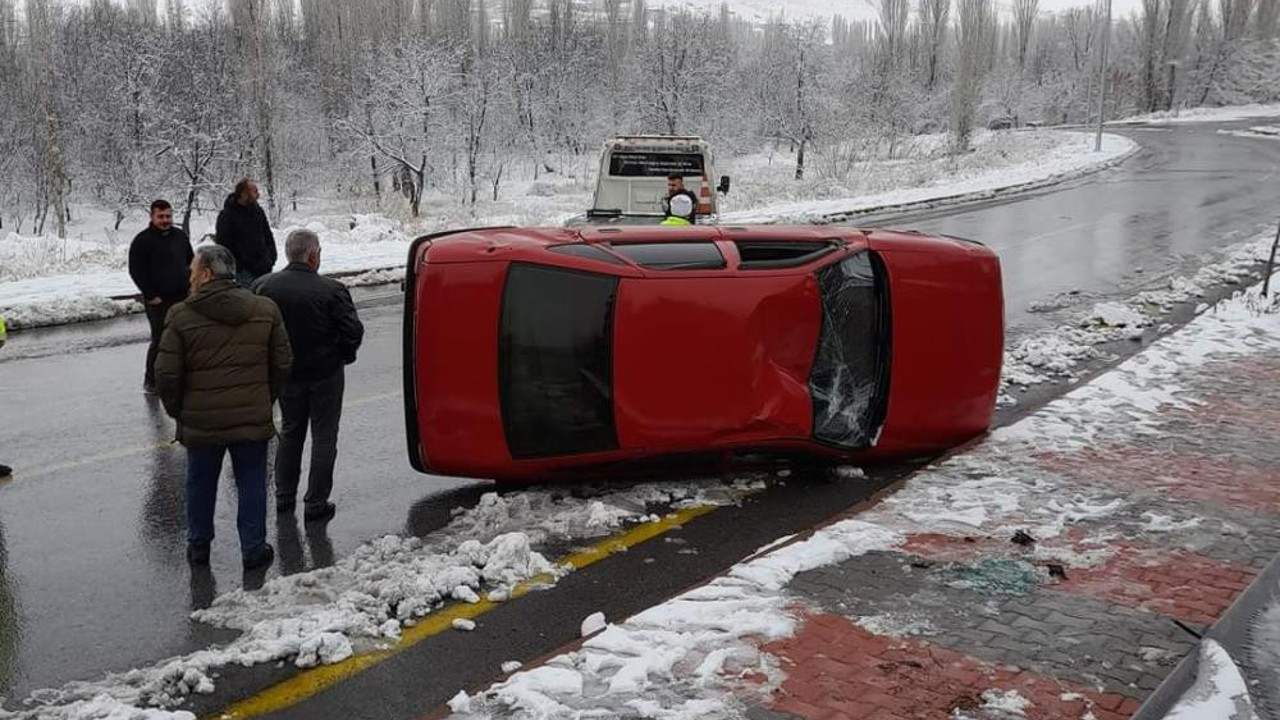 Park halindeyken hareket eden otomobil devrilerek durabildi