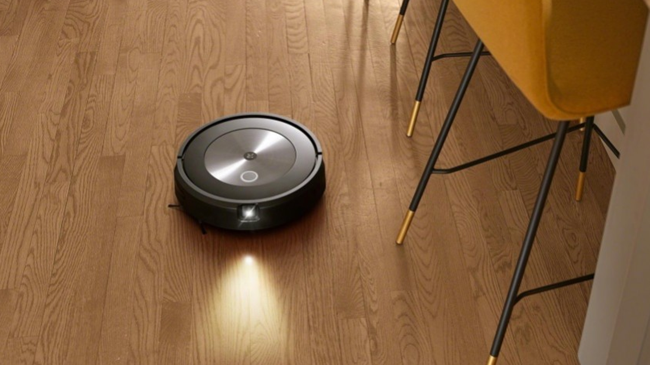 Robot süpürge tuvalete giren kadını kayda aldı. Görüntü sosyal medyada paylaşıldı