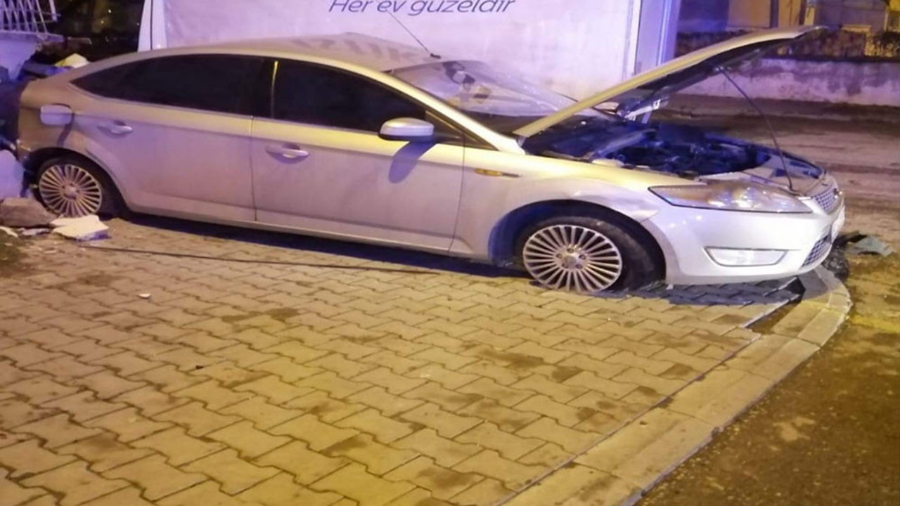 İki otomobil çarpıştı: 3 yaralı