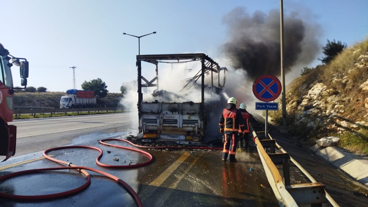 Tekstil yüklü tır alev alev yandı