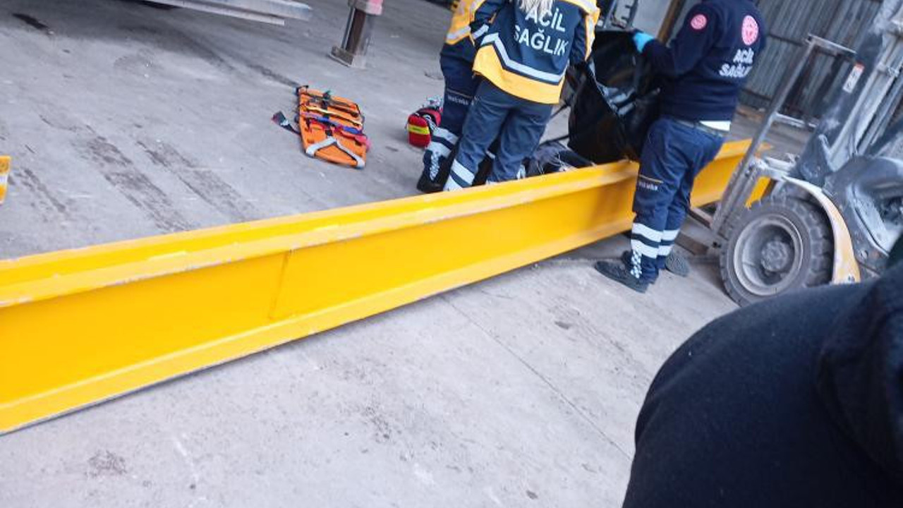 Ankara'da, üzerine vinç direği devrilen işçi öldü