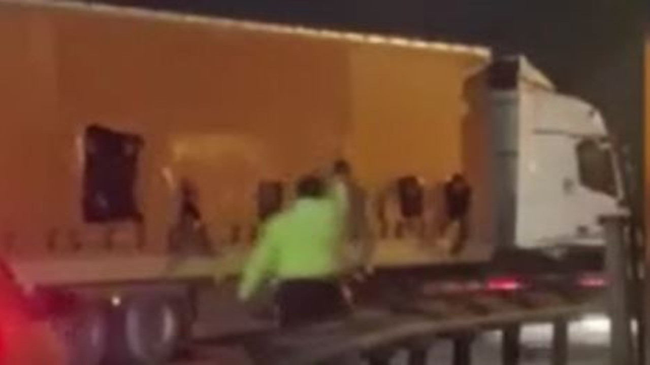 TIR'ın brandalarını yırttılar kaçamadan yakalandılar