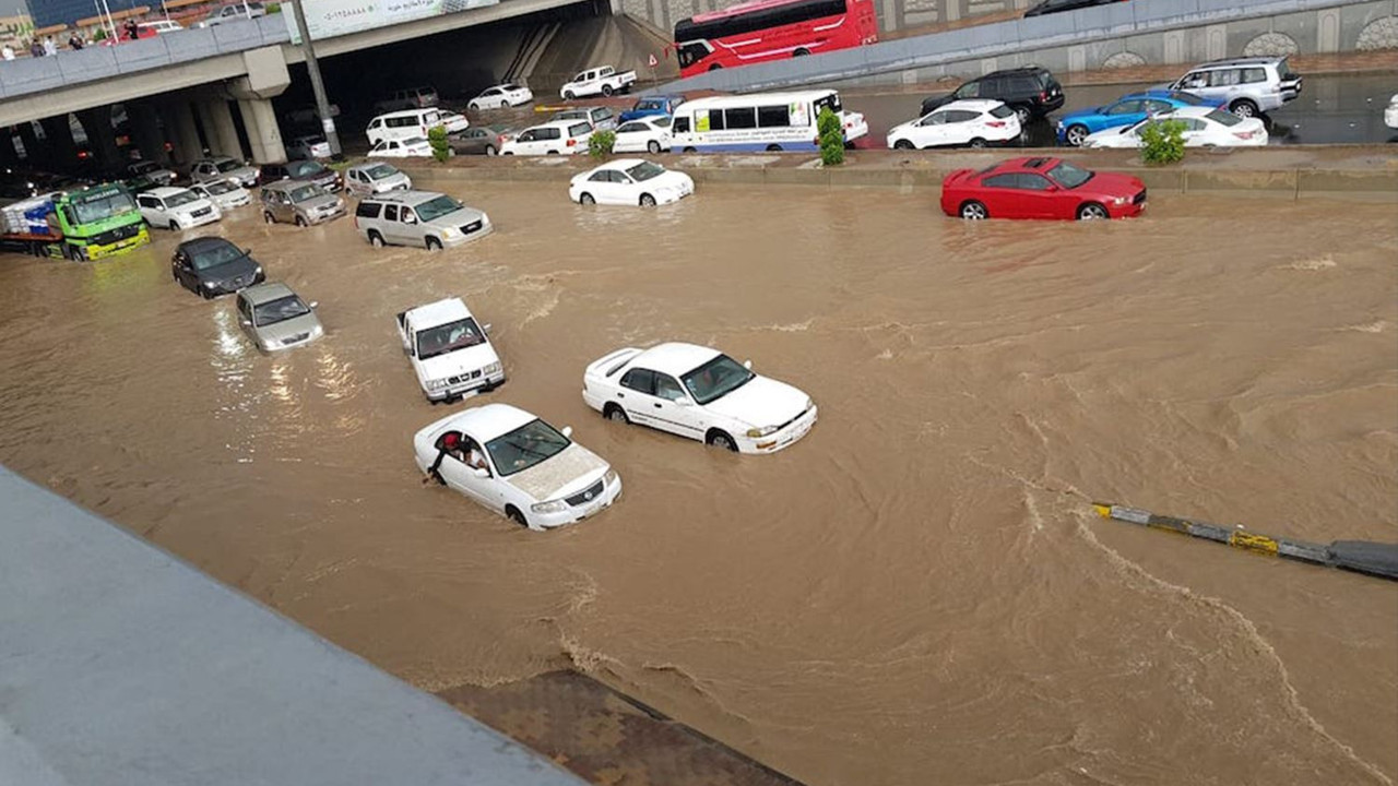 Mekke’de sel. Çok sayıda yol trafiğe kapatıldı