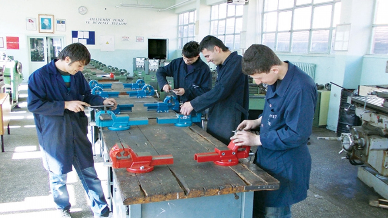 Bakan Bilgin’den EYT bekleyen çırak ve stajyerlere sert ifadeler. Akranları gezip oynarken küçücük yaşta boşuna mı patron kahrı çekti