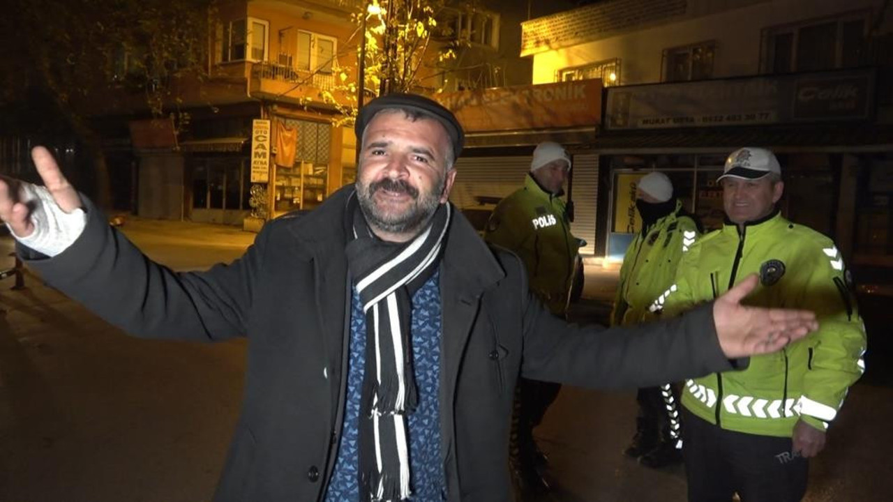 Alkollü arkadaşına ceza yağdı, o ise polislere mini bir konser verdi