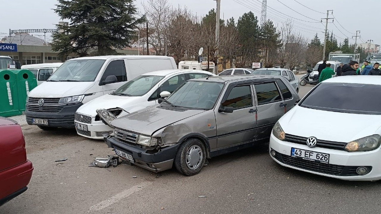 Kütahya’da 4 araç birbirine girdi: 1 yaralı (24 Aralık 2022)