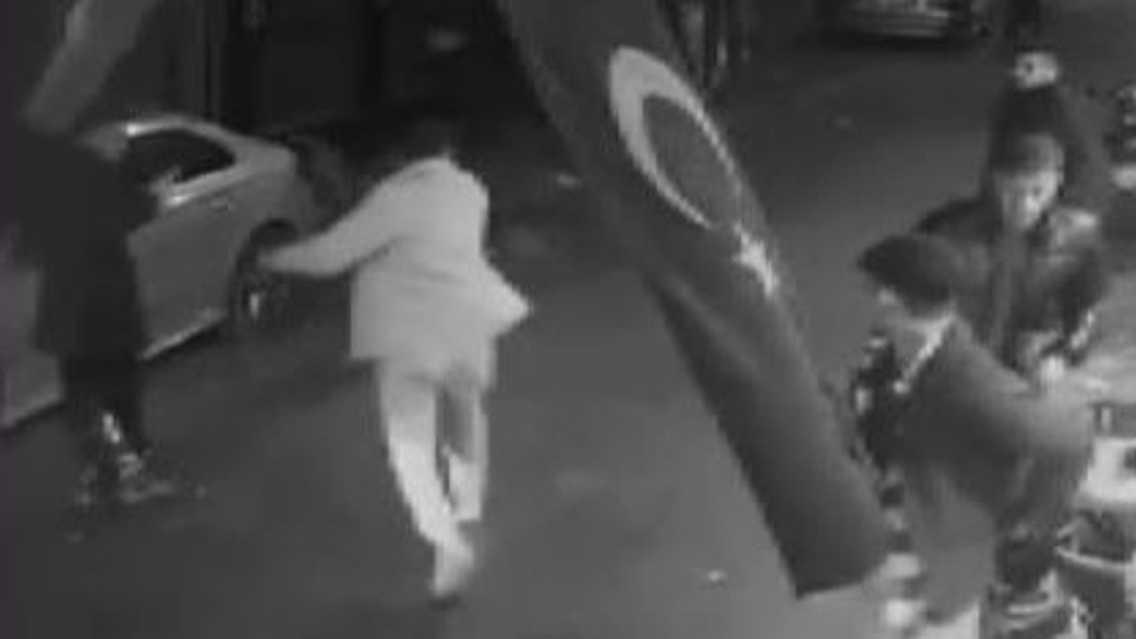 Sarmaş dolaş yürüyen gençlerin bıçaklı ve silahlı kavgası