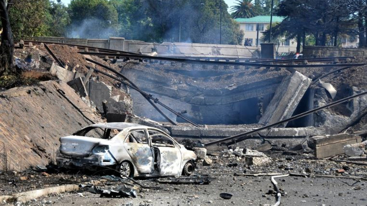 Güney Afrika'da akaryakıt tankeri patladı. 10 kişi öldü