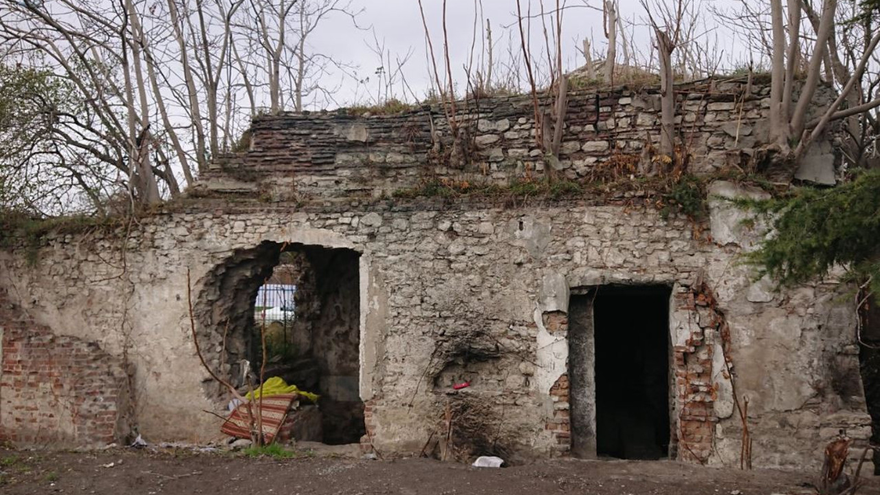 570 yıllık tarih İstanbul’un orta yerinde can çekişiyor. Her sabah kahredici manzaraya bakarak işe gidiyorlar