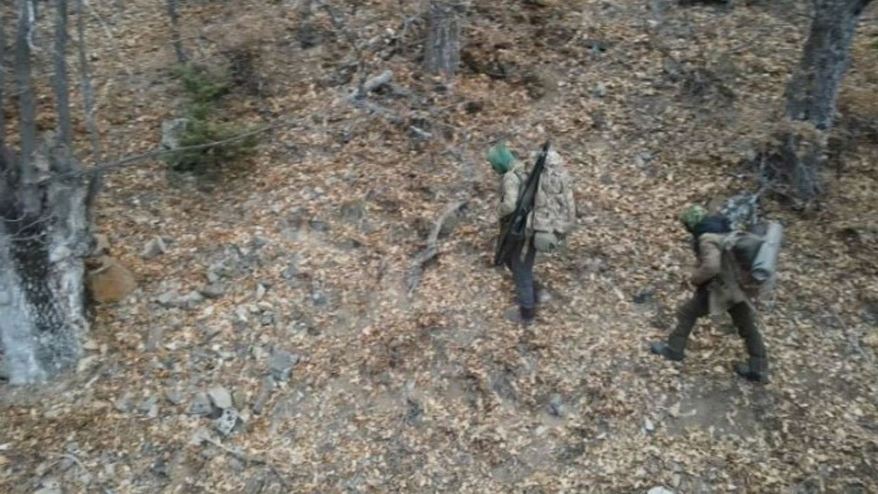 Drone ile tespit edildiler! Yüzleri gizli, atışa hazır