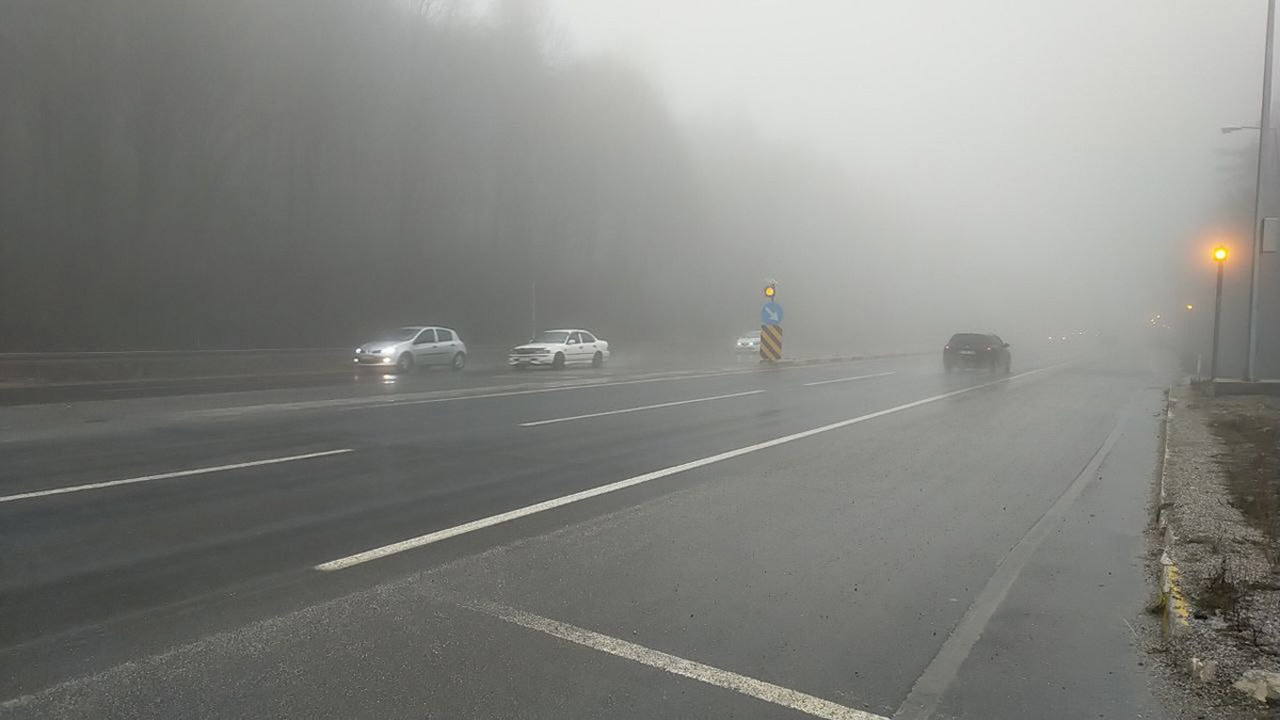 Bolu Dağı'nda sis ve sağanak! Mesafe 30 metreye düştü